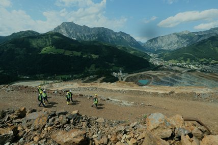 Personen mit Warnwesten am Erzberg, Tunnelbauforschung und Lehre am Zentrum am Berg in Eisenerz.