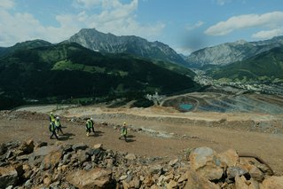 Personen mit Warnwesten am Erzberg, Tunnelbauforschung und Lehre am Zentrum am Berg in Eisenerz.